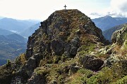 01 Cima dello sperone roccioso del Mincucco (1832 m), sulla quale si erge una grande croce in legno